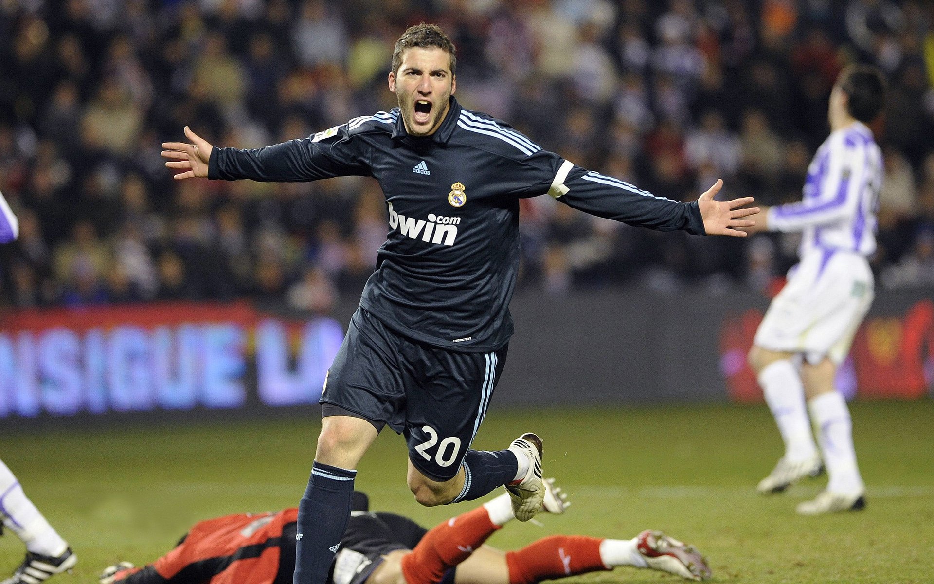 五大联赛中场组织效率是否因战术板细节呈现不同结果，五大联赛的打法风格